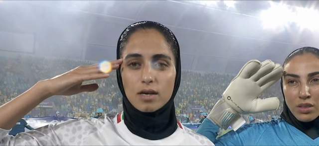 开云中国-女足亚洲杯焦点战：伊朗女足今天高唱国歌，首发11人集体敬礼！