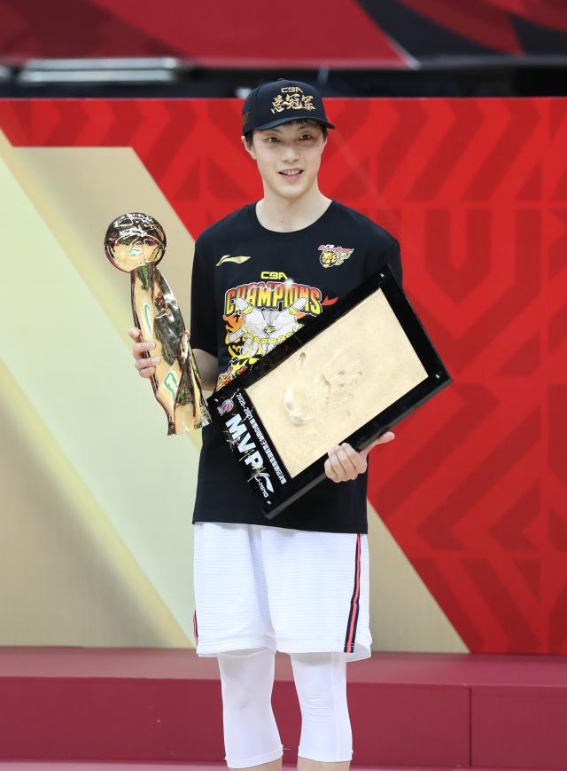 开云APP-FMVP归属胡明轩 不知疲倦的他，就是广东队的缩影